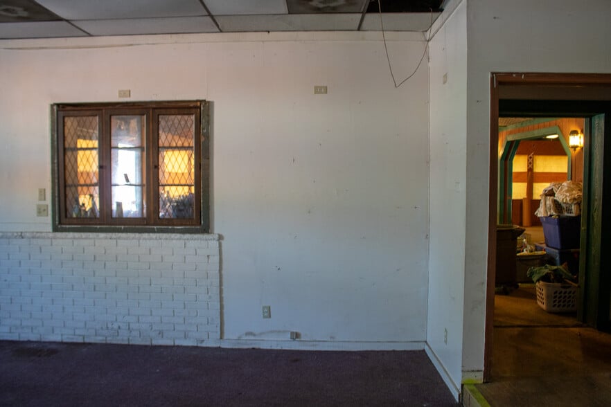 More Photos Of 600 Zanesville St, Beverly General Retail For Sale