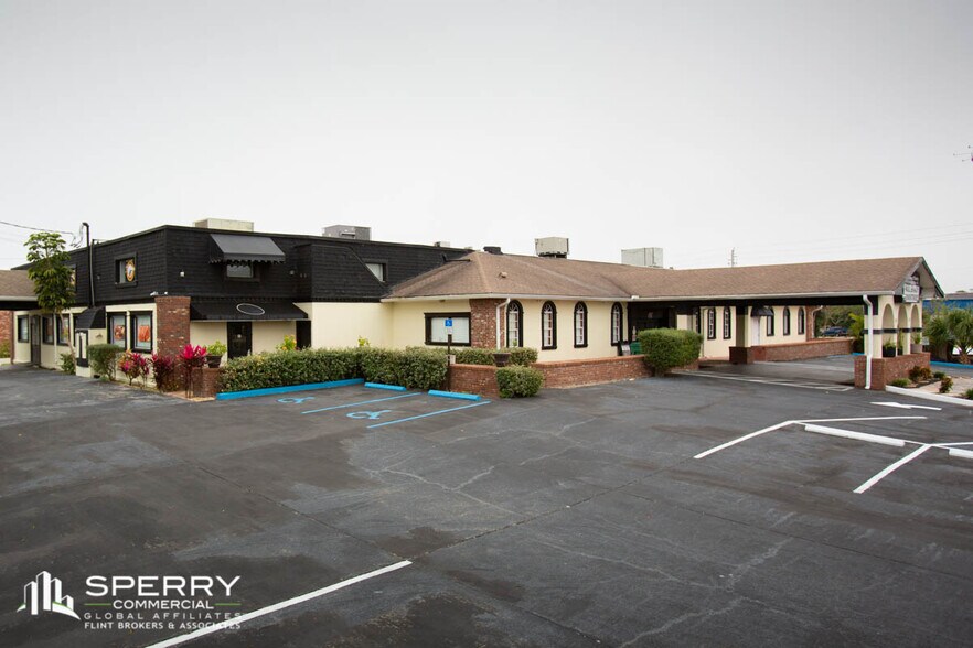 More Photos Of 300 N Cocoa Blvd, Cocoa Restaurant For Lease