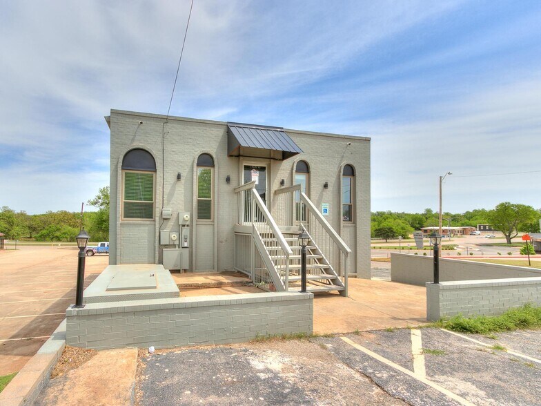 More Photos Of 505 NE 46th St, Oklahoma City Office For Lease