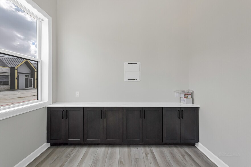 More Photos Of 1325 Main St, Katy Medical For Sale