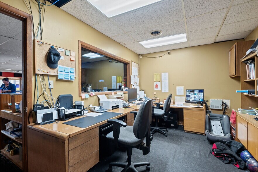 More Photos Of 1616 N Section St, Sullivan Sports And Entertainment For Sale