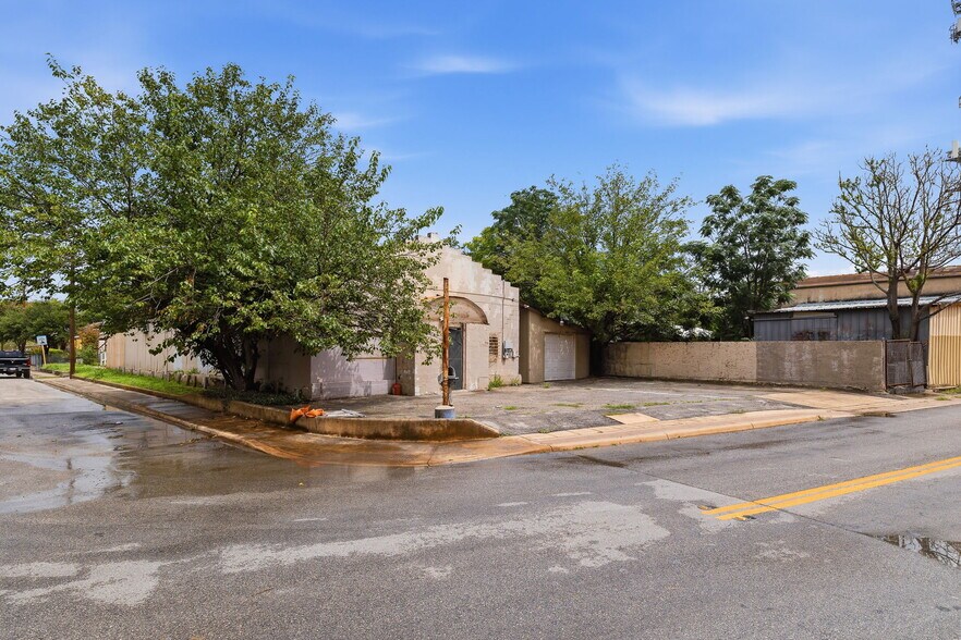 More Photos Of 200 Mission Rd, San Antonio Flex For Sale