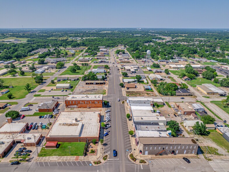 More Photos Of 111 N Broadway St, Tecumseh Office For Sale