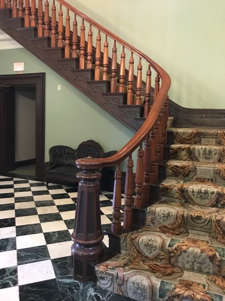 More Photos Of 2021 Auburn Ave, Cincinnati Office For Sale