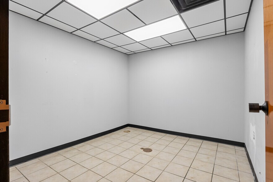 More Photos Of 3537 W Two Mile House Rd, Columbus General Retail For Lease