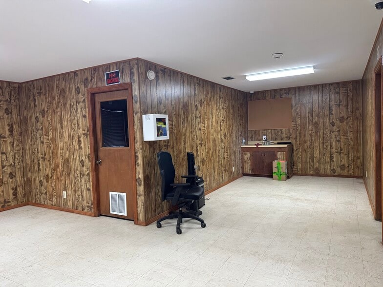 More Photos Of 7700 Padre Island Hwy, Brownsville Light Distribution For Lease