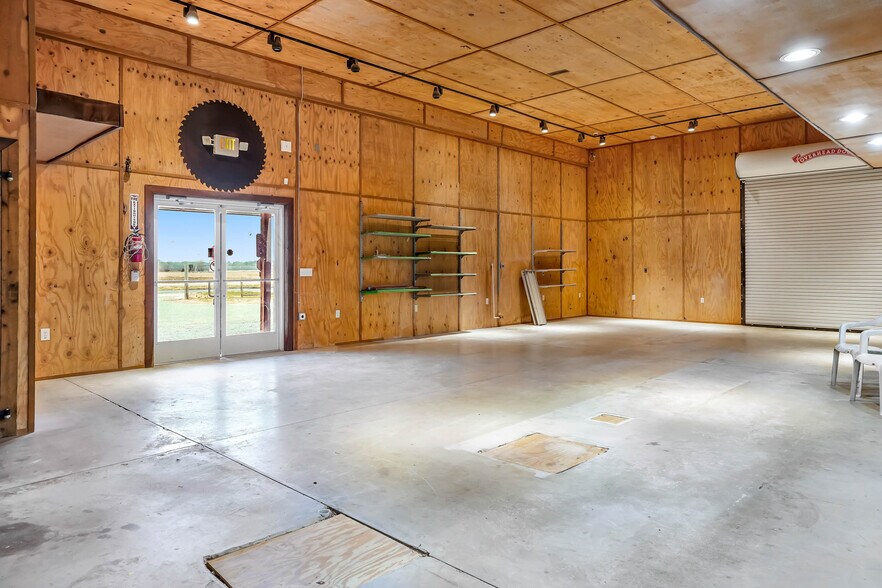 More Photos Of 8977 DuPont Blvd, Lincoln Convenience Store For Sale