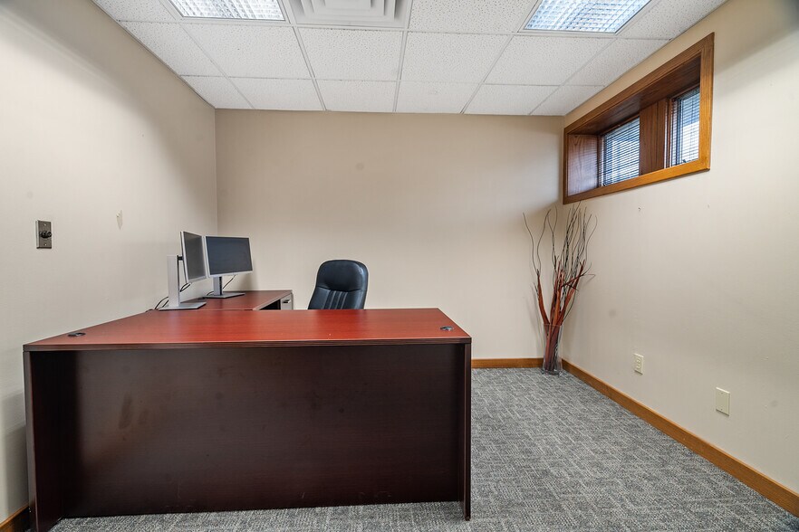 More Photos Of 812 Cormier Rd, Ashwaubenon Office For Lease