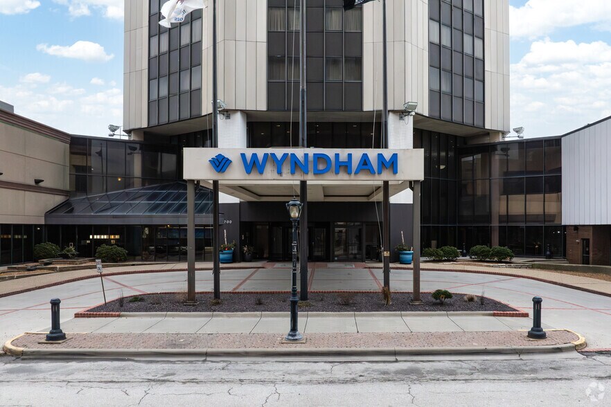 More Photos Of 700 E Adams St, Springfield Hotel For Sale