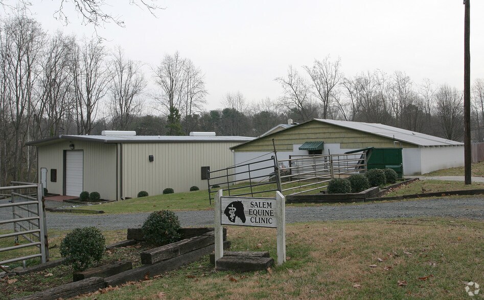 More Photos Of 3026C S Main St, Winston-Salem Veterinarian Kennel For Lease