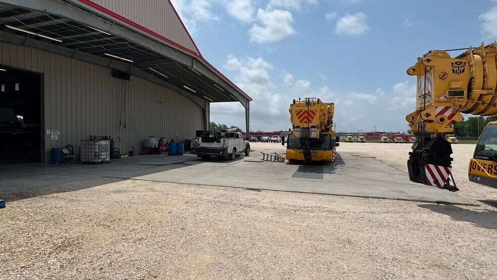 More Photos Of 6327 Thompson Rd, Baytown Truck Terminal For Lease