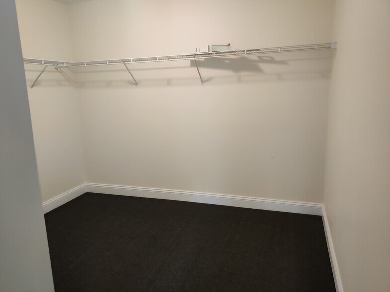 More Photos Of 230 Rockingham Rd, Derry Self Storage For Lease