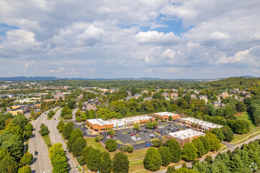 More Photos Of 330 Mayfield Dr, Franklin Freestanding For Lease