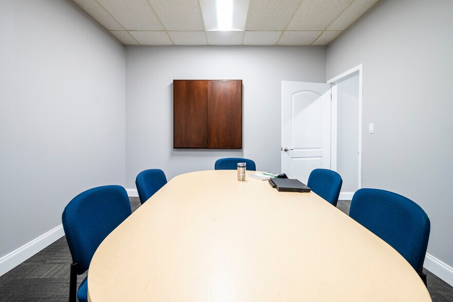 More Photos Of 951 N Plum Grove Rd, Schaumburg Office For Lease