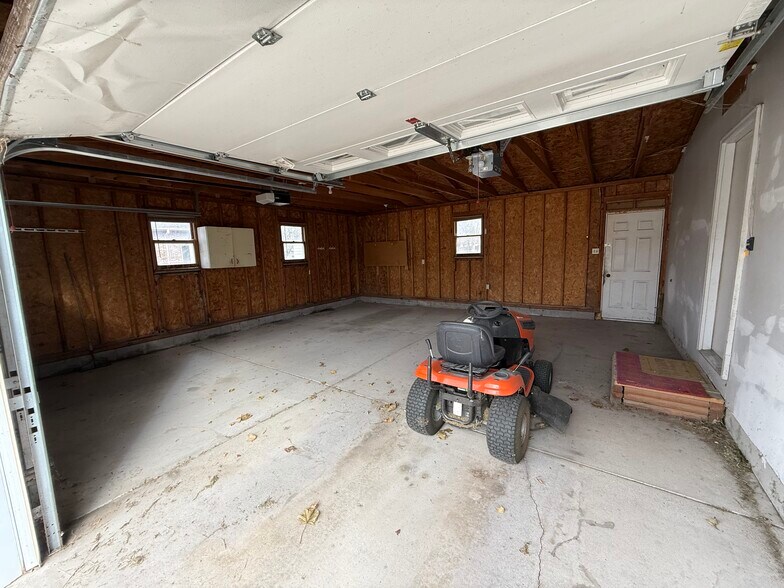 More Photos Of 919 S Pine St, Norfolk Flex For Sale