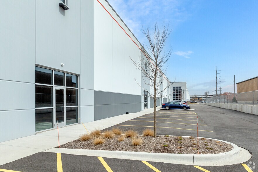 More Photos Of 856 County Line Rd, Bensenville Warehouse For Lease