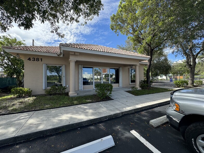 More Photos Of 4381 N Dixie Hwy, Deerfield Beach Freestanding For Lease