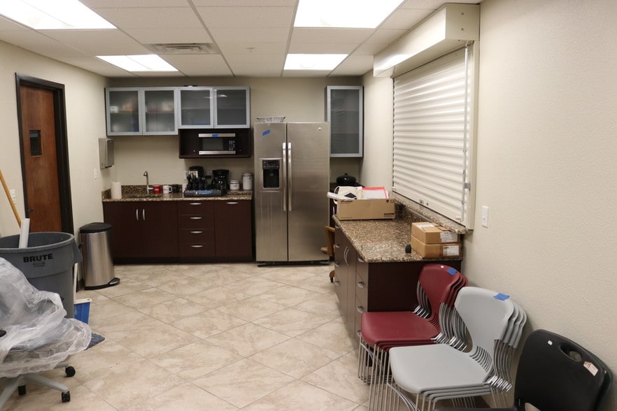More Photos Of 400 Lookout Ridge Blvd, Harker Heights Warehouse For Sale