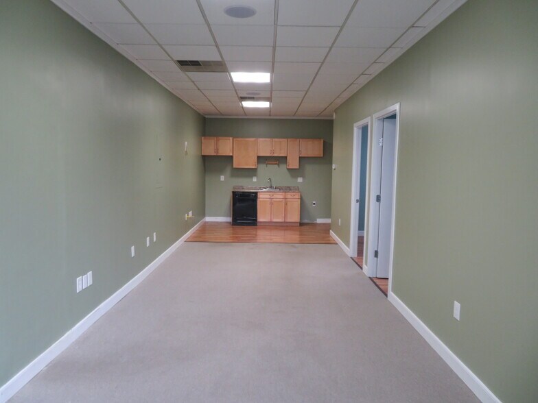 More Photos Of 4801 Wisconsin Ave NW, Washington Office For Sale