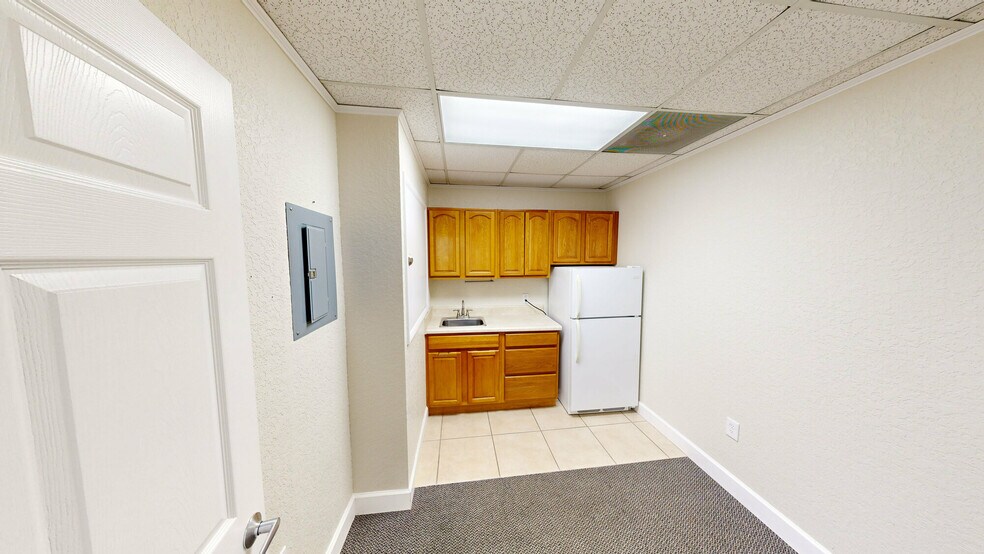 More Photos Of 5151 S Lakeland Dr, Lakeland Office For Sale