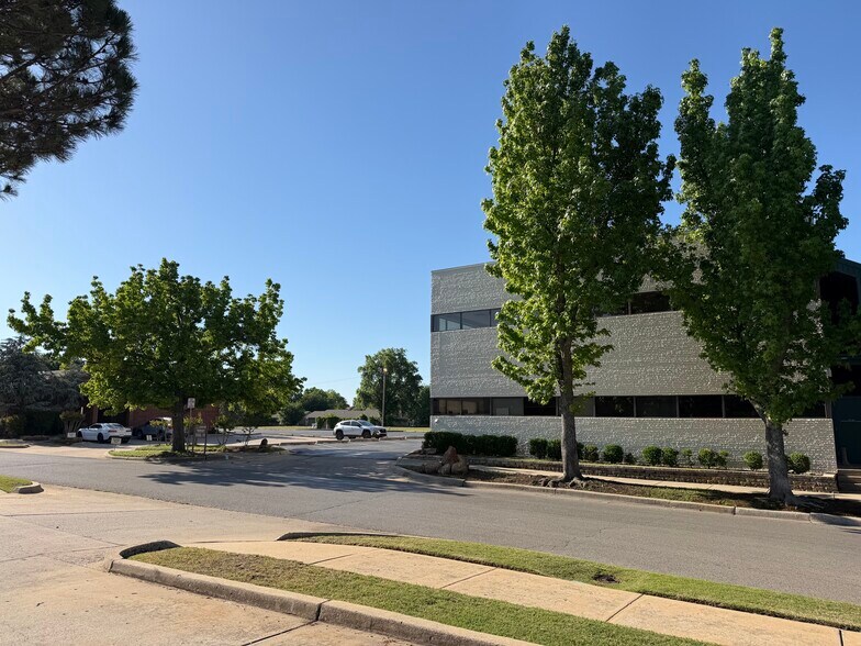 More Photos Of 707 24th Ave SW, Norman Medical For Lease