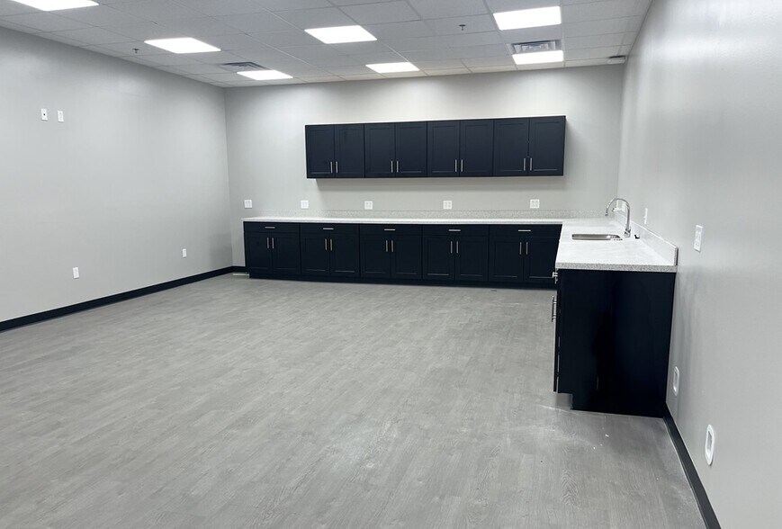 More Photos Of 1000 S Elmwood Dr, Mexico Warehouse For Lease