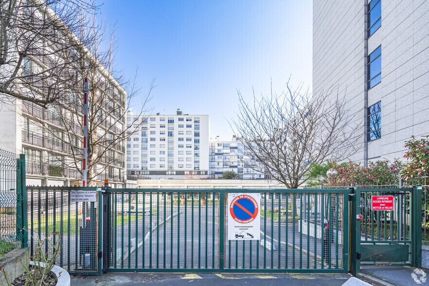 More Photos Of 99 Avenue Aristide Briand, Montrouge Office For Sale