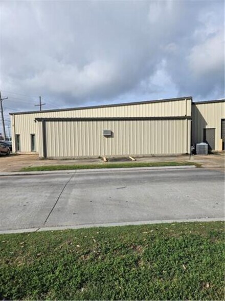 More Photos Of 4501 Zenith St, Metairie Service For Sale