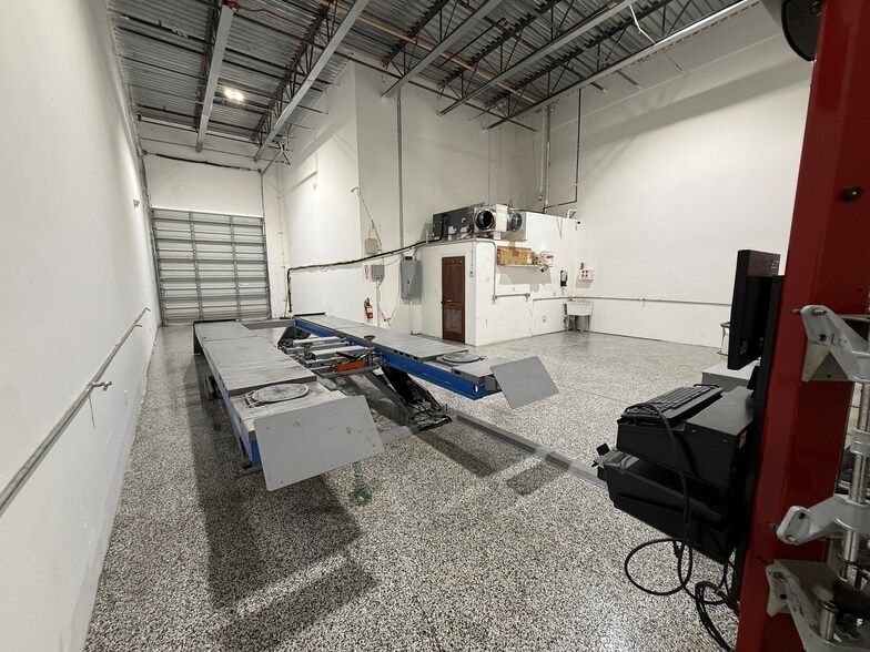 More Photos Of 12801 Commerce Lakes Dr, Fort Myers Light Distribution For Sale