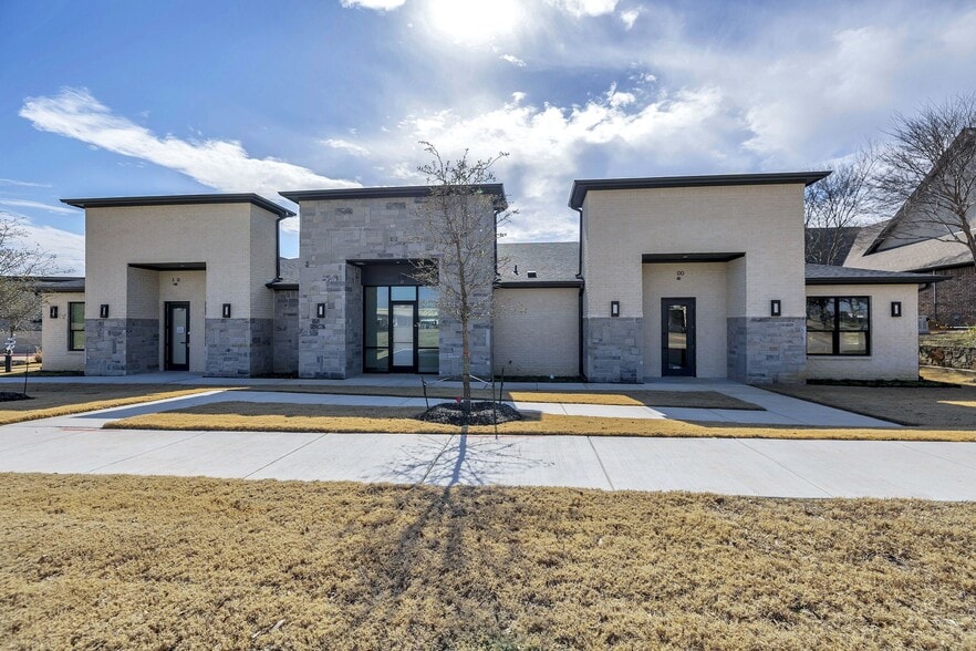 More Photos Of 1701 Fountainview Dr, Mansfield Office For Sale