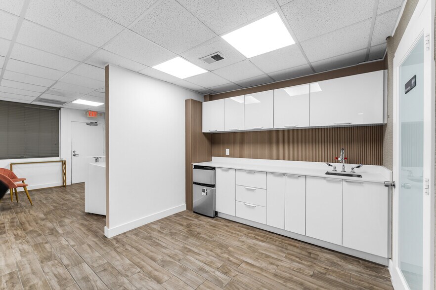 More Photos Of 8390 W Flagler St, Miami Office Residential For Lease