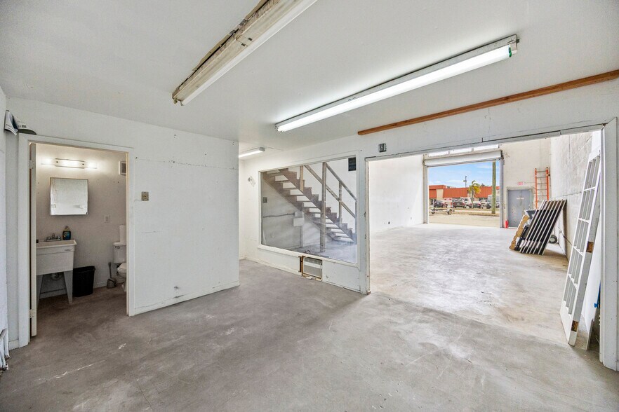 More Photos Of 1310 S Killian Dr, West Palm Beach Warehouse For Sale