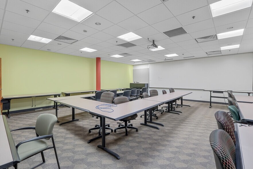 More Photos Of 3451 Hammond Ave, Waterloo Telecom Hotel Data Hosting For Lease