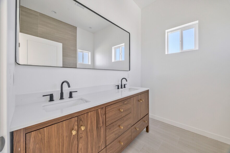 More Photos Of 10905 Dalerose Ave, Inglewood Multifamily For Sale