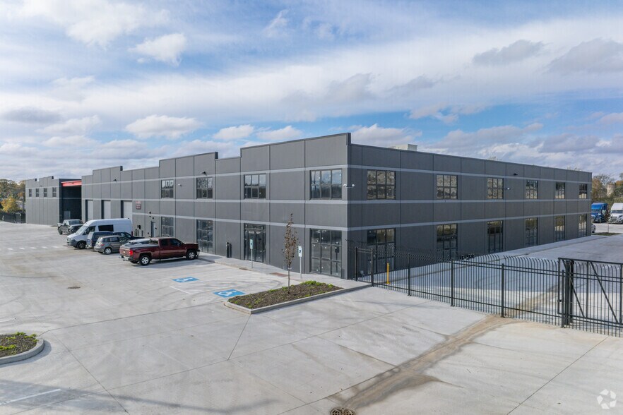 Primary Photo Of 1500 N Delany Rd, Gurnee Warehouse For Lease