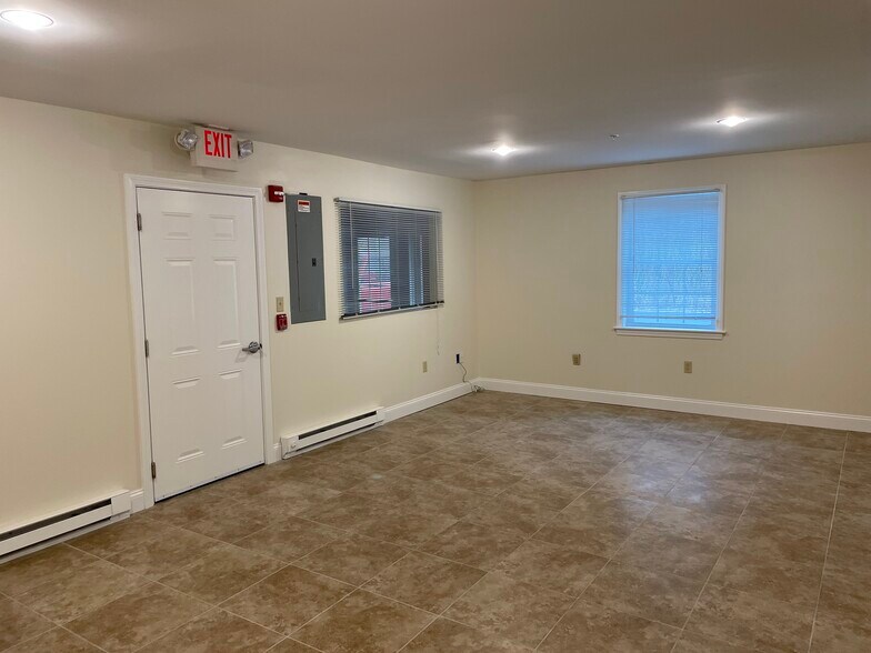 More Photos Of 406 Harold Dow Hwy, Eliot Warehouse For Lease