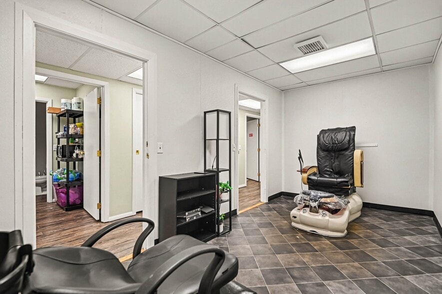More Photos Of 516-528 Main St, Hamilton Office For Sale