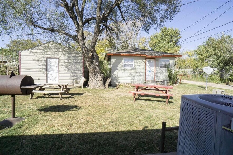 More Photos Of 215 SW 6th St, Mooreland Hotel For Sale