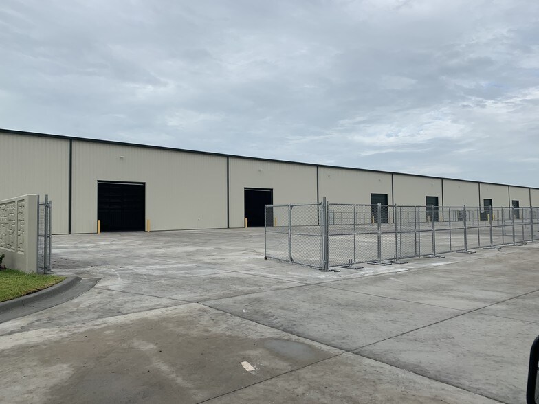 More Photos Of 16120 Lee Rd, Fort Myers Warehouse For Lease