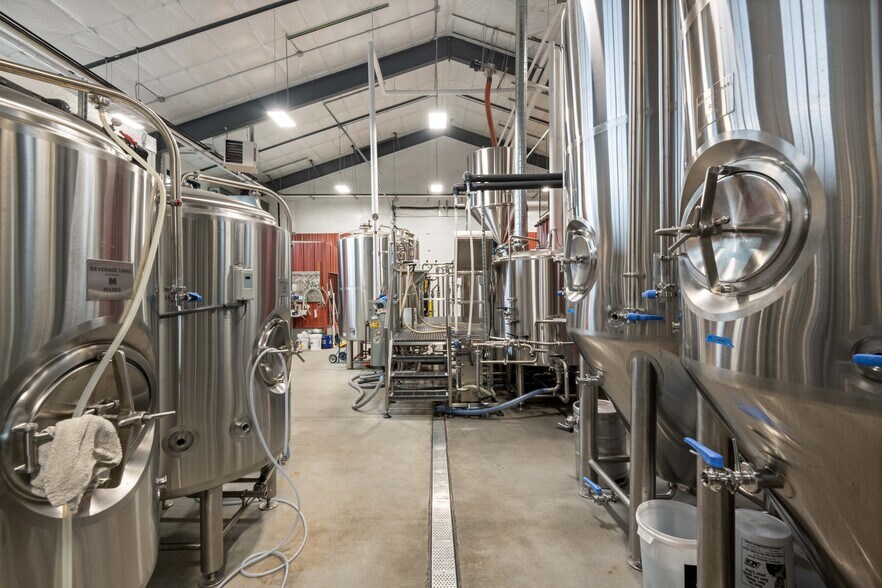 More Photos Of 2470 Henderson Loop, Richland Bar For Sale