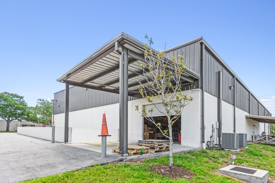 More Photos Of 11800 31st Ct N, Saint Petersburg Warehouse For Lease