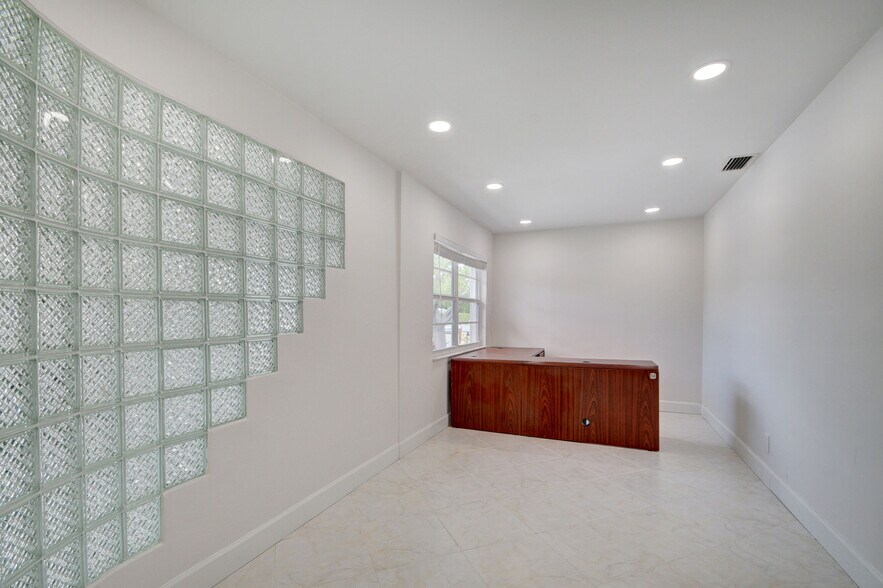 More Photos Of 830 N Federal Hwy, Lake Worth Office For Lease