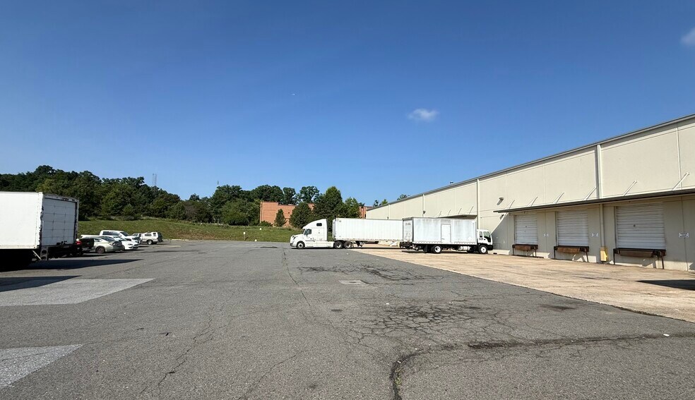 More Photos Of 7000 Gateway Ct, Manassas Warehouse For Lease