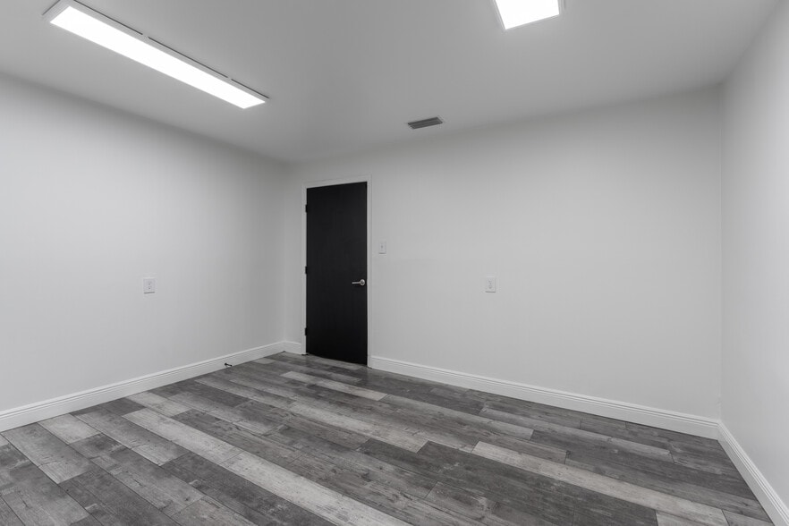 More Photos Of 3143 W Tharpe St, Tallahassee Warehouse For Lease