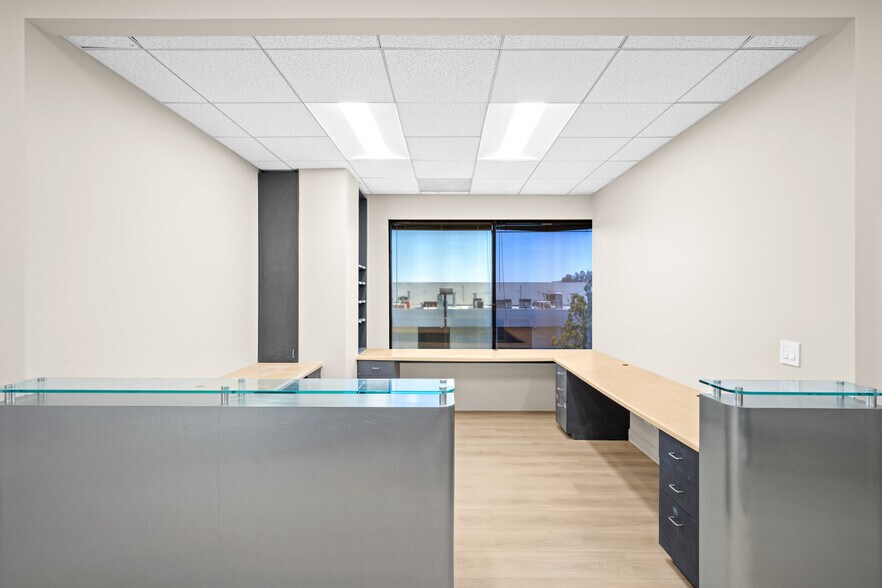 More Photos Of 24011 Ventura Blvd, Calabasas Medical For Lease
