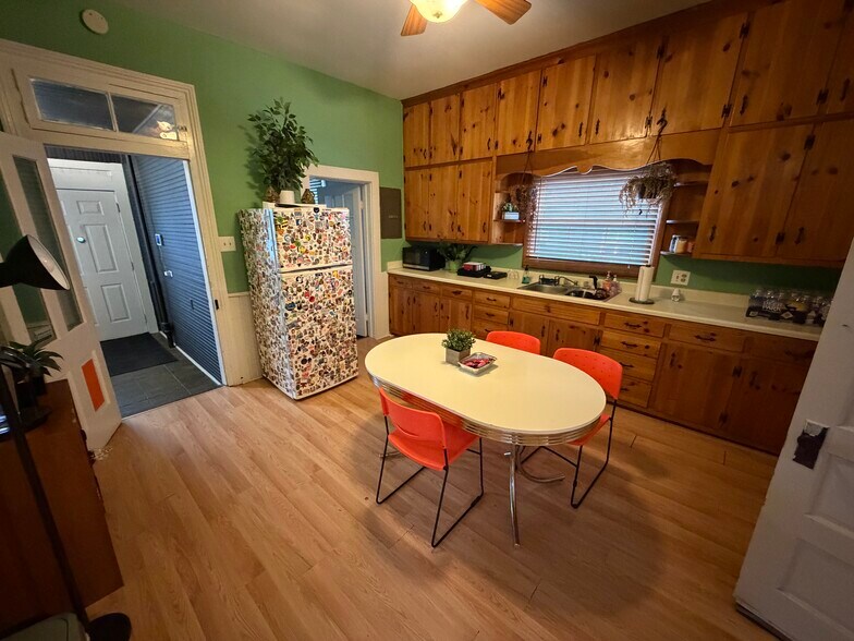 More Photos Of 701 Chestnut St, Bowling Green Office For Lease