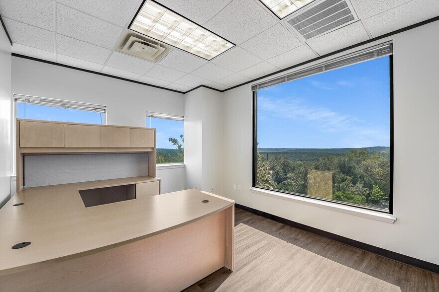 More Photos Of 7 Lakeway Centre Ct N, Lakeway Office For Lease