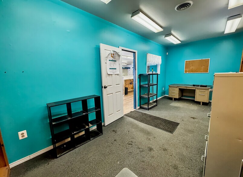 More Photos Of 33 Transport Dr, Bennington Freestanding For Sale