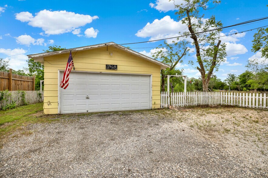 More Photos Of 1959 Gruene Rd, New Braunfels Office For Sale