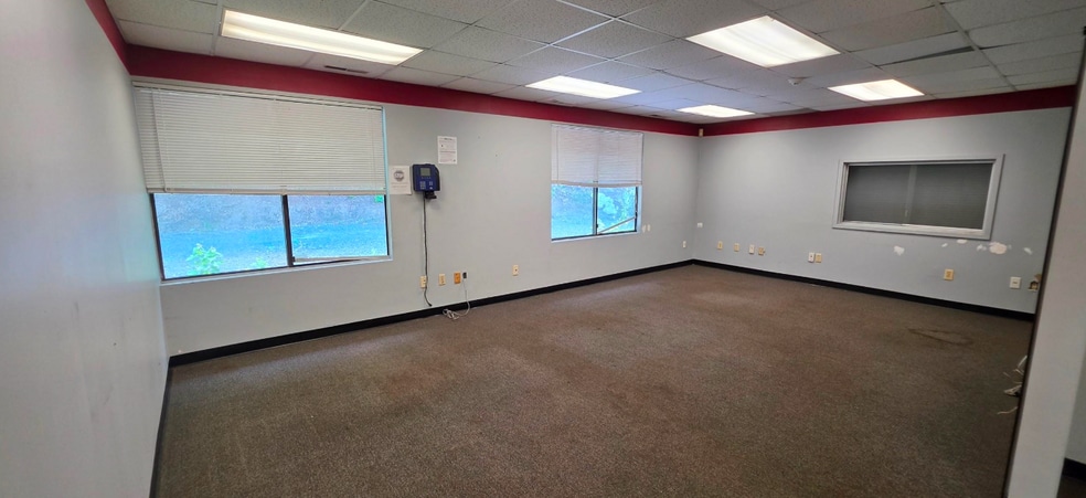 More Photos Of 2160 Straits Tpke, Middlebury Auto Dealership For Lease